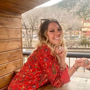 Meet your Posher, Hilary